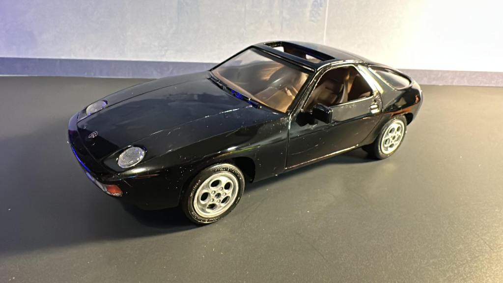 Porsche 928 by Revell