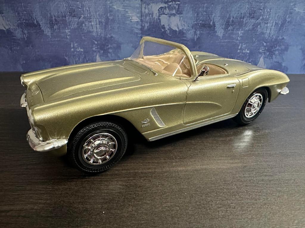 My last 1962 Corvette build by AMT - Champagne and tan - Front/side