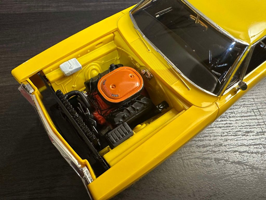 AMT 1968 Plymouth Roadrunner Hemi engine - 426 hemi